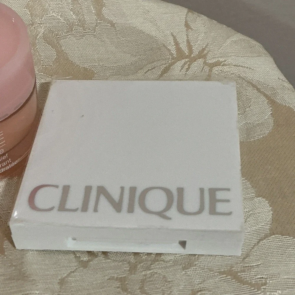Clinique Eyeshadow Blush Palette & Moisture Surge Gel Smoldering Mauve Plum 21